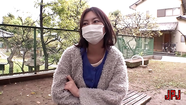 A Luscious MILF Exposes Herself in the Park: Unleash Your Desires with This Steamy Scene!